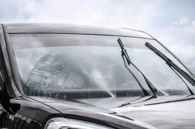 子どもが生まれ、より一層節約するようになりました。節約のため、車のウォッシャー液はいつも「水道水だけ」ですが、問題ないですよね?