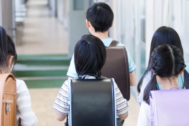 小学生の息子の友達が家によく遊びに来ます。両親が「共働き」で18時まで帰らないそうですが、共働きでないうちが珍しいのでしょうか?