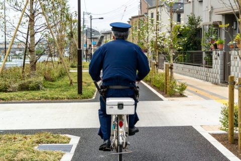 街中で警察官が「横断歩道」で自転車を降りて渡っているのを目撃！ 実は「乗ったまま渡る」のはNG？ 横断歩道は自転車を降りて渡るべきなの？“違反になる・ならない”ケースを解説