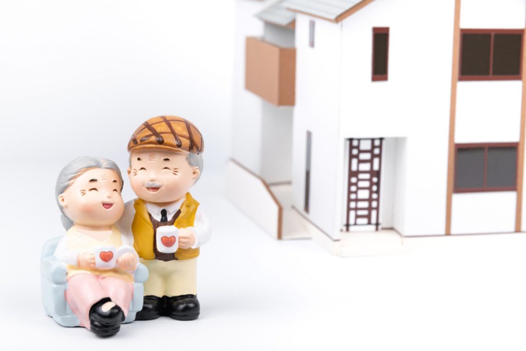 60代、夫婦で「築40年」の戸建てで暮らしています。今後を考えると売却して「アパート」に移り住むべきでしょうか? 今さら建て替えももったいないと感じます