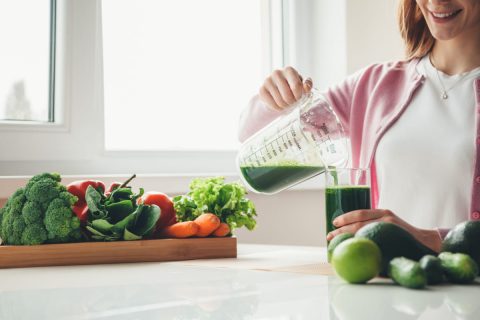 職場の昼食に「コンビニ」でサラダを買っています。コスパがいいなら「野菜ジュース」に代えたいのですが、野菜と同じ栄養がとれるのでしょうか？ できるだけ節約したいです