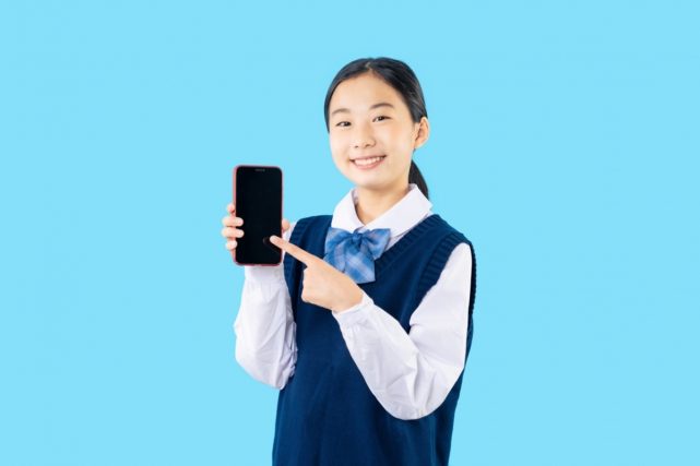 小学3年の娘がスマホデビューをしたいそうです。「友達はみんな持っている」と言うのですが、さすがに早すぎませんか？