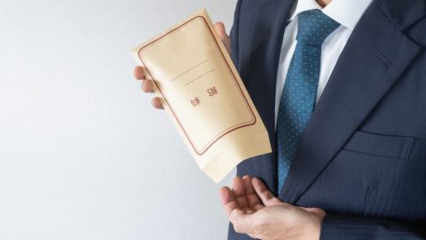 40代の平均年収は「511万円」らしいのですが、自分の周りで500万円を超えている人はいません。これって「中小企業」で働いていることも影響しているのでしょうか？