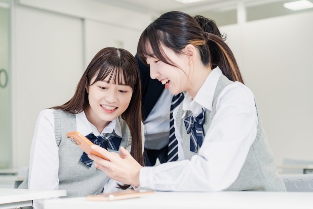 高校生の娘から「iPhone16が欲しい」とねだられましたが、「14万円」もするので困っています。すでに購入した友だちもいるとのことですが、高校生には高価過ぎではないでしょうか…?