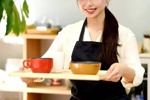 妻「年収106万円だから扶養内で働けるはず」→実は10月から「社会保険」に強制加入に!? これまで払う必要がなかったのになぜ? 理由を解説