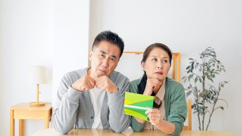 52歳の会社員、夫婦で教員をやっている姉は「2人で年金が40万円しかない」と心配していました。わが家は「20万円」のようですが、老後の生活費はいくら必要でしょうか…？