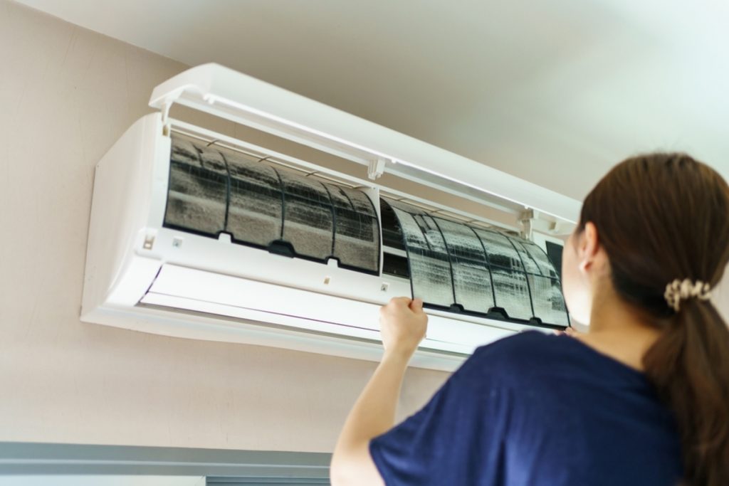 エアコンの掃除+室外機の日除けでどれだけ電気代を節約できる?自分でできる掃除方法を紹介