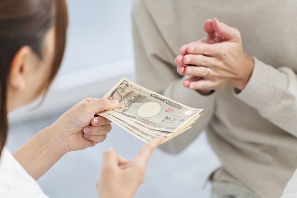30代で「世帯年収600万円」の夫婦です。給料は全て妻が管理しており「お小遣い」は月に「4万円」なのですが、これって少なすぎますよね?