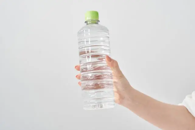長野出身ですが「東京の水」に体が慣れずペットボトルの水しか飲めません。年間でペットボトルの水にいくら使っているのでしょうか?