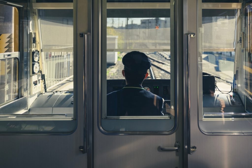 電車の「運転士」の「仕事内容」や「給料」はどのくらい? 「就職」するには、どのような「勉強」をしたらよいの?