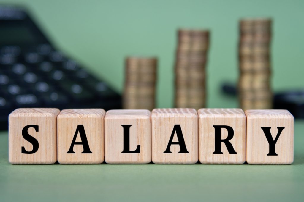 40歳の夫の「月収30万円」です。40代にしては少ない気がするのですが、同世代の男性の月収はどのくらいなのでしょうか?