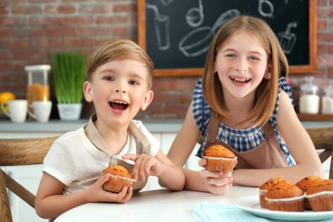 小学生の息子が友達から頻繁に「お菓子」をおごってもらっていた…！この場合親が「お返し」すべきですか？