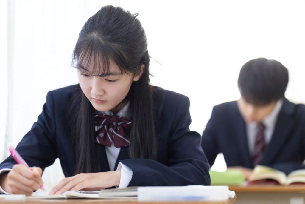 世帯年収「500万円」で都内に住んでいる、20代の新婚夫婦です。子どもができた場合「私立中学」に通わせるのは無謀でしょうか…?
