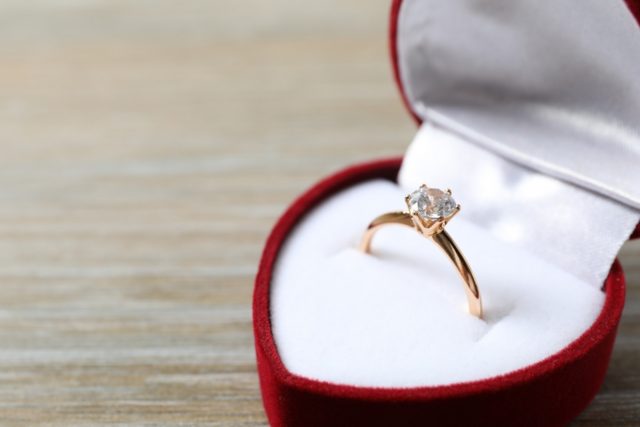 「手取り20万円」ですが「100万円」の婚約指輪を購入するか悩んでいます。一生に一度の買い物ですし、多少無理をしてでも買うべきでしょうか…？
