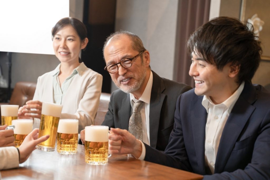 社外での飲み会などは「労働時間」に含まれるの? 定義や残業代がでる労働時間を解説