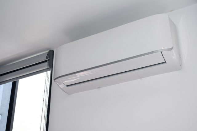 1ヶ月「エアコン」と「石油ファンヒーター」を使うと、費用差はどのくらい？ 電気代・灯油代を比較