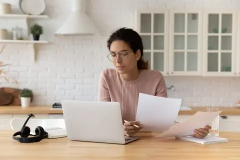母が認知症になりました。家を掃除していたら、他界した父が受取人の生命保険が見つかりました。娘の私に受取人を変更できますか？