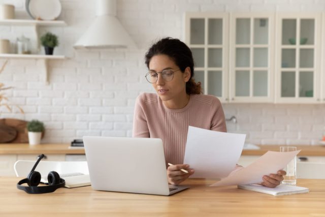 母が認知症になりました。家を掃除していたら、他界した父が受取人の生命保険が見つかりました。娘の私に受取人を変更できますか？