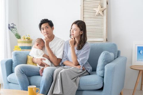 夫婦共働き、子どもが生まれました。妻が「大学資金はNISAで作ればいい」と言うのですが、元本保証ではないので心配です。学資保険も入ったほうがいいですか？