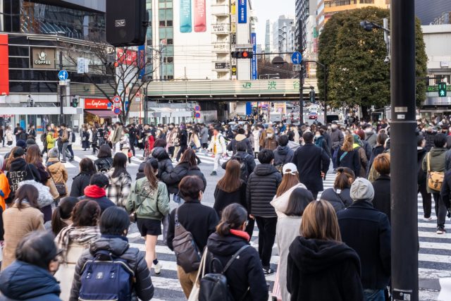就職を機に上京した私、東京の「人の多さ」に驚きました…。一人暮らしをするなら人口が少なく家賃も安そうな「23区外」のほうがよいでしょうか？