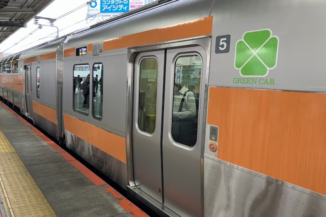 熱海から「東海道線のグリーン車」に乗って鎌倉観光に行く予定です。大船で「横須賀線に乗り換え」が必要なようですが、引き続き「横須賀線のグリーン車」にも乗れますか？グリーン券の料金について解説