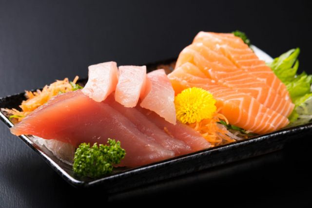 お刺し身の上の「タンポポ」を残すのはもったいない!? 価格は1ついくらなの？ 実は「食用菊」って本当？ 役割や食べ方もあわせて解説