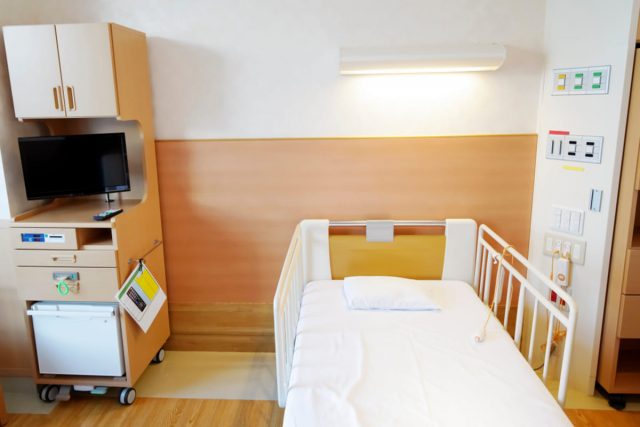 母が入院し「差額ベッド代」を請求されました。個室じゃないのに自己負担になるのはなぜでしょうか？