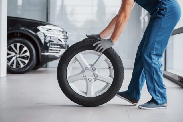 車のタイヤが「安くなる時期」ってあるの？ タイヤの価格相場ってどのくらい？