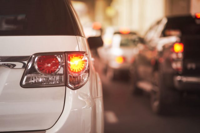 道路に入ろうとするバスを追い越す車…！譲らないと「罰金対象」になることもある？