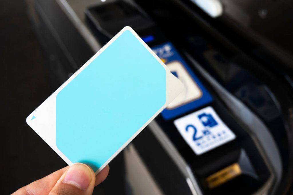 親から1万円の残高が入った「Suica定期券」を「借りる」予定です。定期券ではなく残高を使うだけなら「問題」はないですよね？