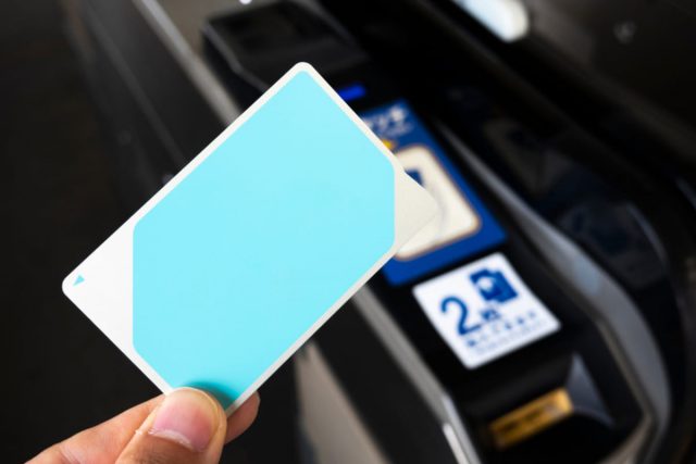 親から1万円の残高が入った「Suica定期券」を「借りる」予定です。定期券ではなく残高を使うだけなら「問題」はないですよね？