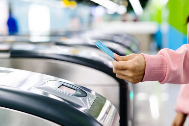 JRの駅構内にある施設を利用するために「入場券」を利用→「2時間」までしか利用できないそうですが「超過」した場合の料金はどうなるのでしょうか？