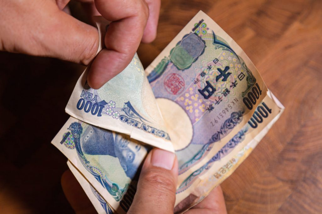 【意外】セルフレジで「千円札」が2枚出てきた!→片方のサイズが小さいけど、もしかして「偽札」なの!? お札のサイズが違う理由とは