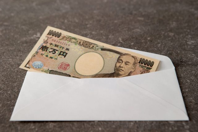 母が「封筒で現金」を送ろうとしていました。現金書留を使わなくてもいいのでしょうか？