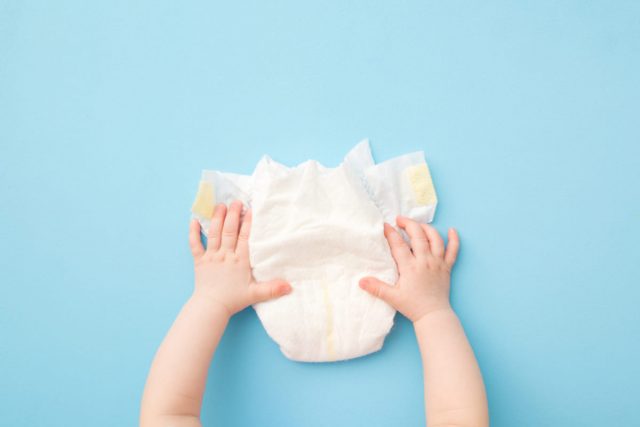子どもの通う保育園には「おむつのサブスク」があるとのこと！「月2400円」だけど、荷物が減るなら申し込むべき？ 費用や“メリット・デメリット”を比較