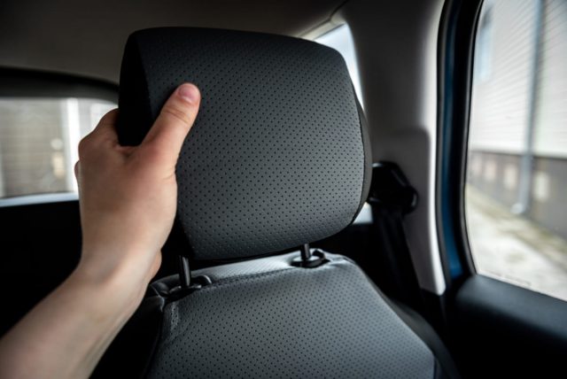 友人の車に乗ったら“ヘッドレスト”がない！ 「邪魔だから取った」と言っていましたが、そのまま走行して問題ないのでしょうか？