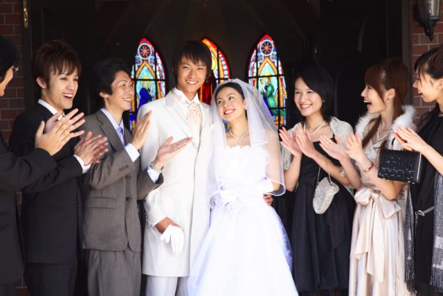 娘の結婚式について相談されました。最近はどのくらいの規模で挙げるのが一般的なのでしょうか？ 費用の相場も知りたいです