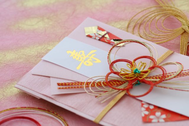 妹の結婚式のご祝儀は「3万円」包むつもりです。親から「もう少し渡してあげたら」と言われたのですが、家族に渡すご祝儀はもっと多いほうがいいのでしょうか？