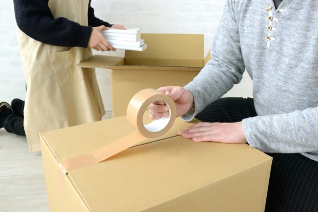 5月に引っ越す予定ですが「引っ越し費用が高くなっている」と聞きました。「単身」と「家族」の引っ越しでは費用相場はどれくらい違いますか？東京23区で「家賃が安いエリア」も知りたいです。