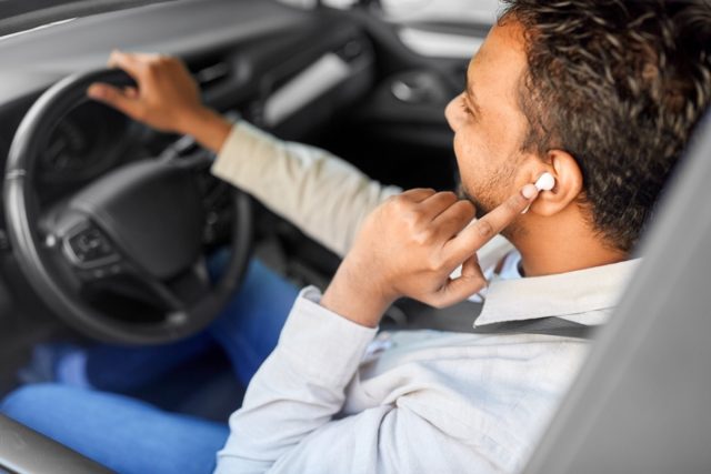「AppleCarPlay」に接続し、運転中に通話をしているという友人…。違反や罰金にならないのでしょうか？