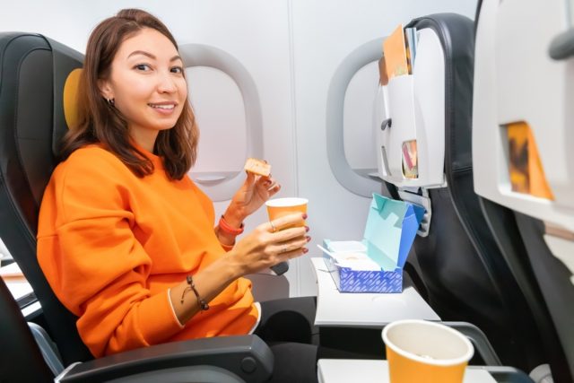 空港内の食事が高すぎて、飛行前「最後の日本食」すら食べられない……。空港内で使う「食費」を抑えるにはどうしたらいい？