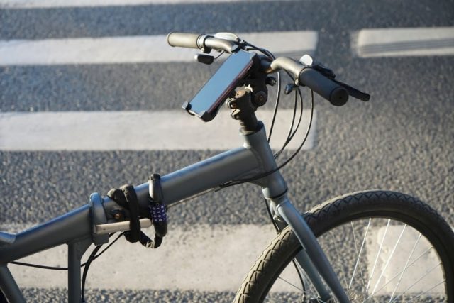 最近ロードバイクに「スマホスタンド」をつけての遠出が趣味だけど、罰金が最大「30万円」と聞いてビックリ！ 注視しなければ大丈夫？ 罰則について解説