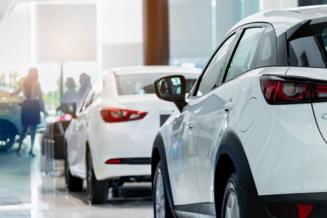 年収500万円だと「軽自動車」を買うのが限界です。レクサスやベンツなどの「高級車」を買うにはいくら年収があるといいのでしょうか？