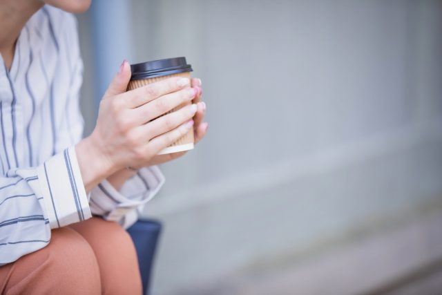 コンビニのコーヒーが好きで毎朝出勤前に購入しているのですが、自宅からコーヒーを持って行く場合と比べどれくらいコストがかかっているのでしょうか？
