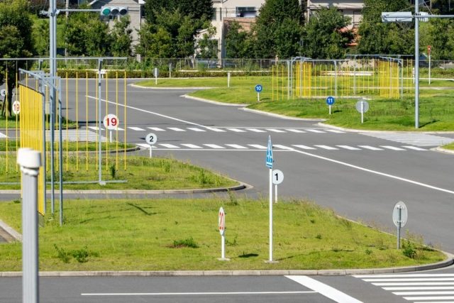 友人が車の「非公認教習所」に行くことになったらしいですが「公認教習所」と「非公認教習所」では、運転免許を取得するのにかかる費用や時間はどう違ってきますか？