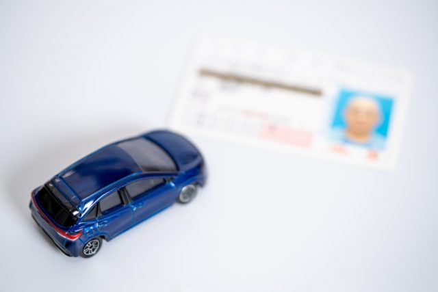 2年前に「駐車違反」をしたはずなのに、なぜか免許は「ゴールド」のまま！ 理由は「警察署に行かなかったから」だった!? 駐禁シールが貼られたときの処分について解説