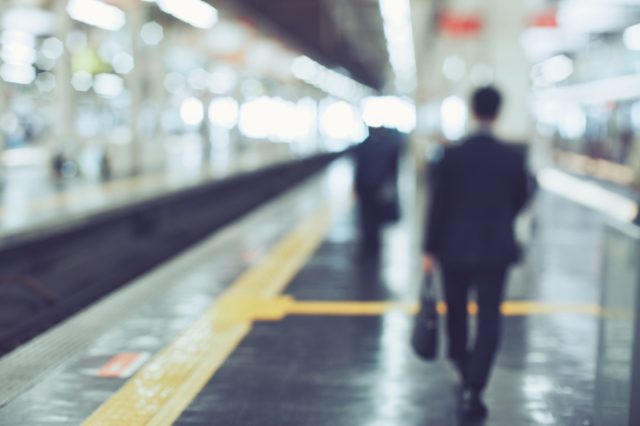 最寄り駅のホームで、車椅子の乗客をサポートしている駅員の方を見かけました。よいサービスだと思うのですが「費用」は発生するのでしょうか？また、他にもそういったサービスはありますか？