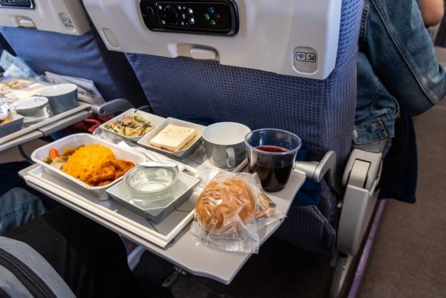 「エミレーツ航空」の「ビジネスクラス」に乗ったという友人。東京からドバイで「約70万円」と聞いたのですが「エコノミークラス」と料金はどれくらい違うのでしょうか？また、サービスの違いはどこにあるのでしょうか？