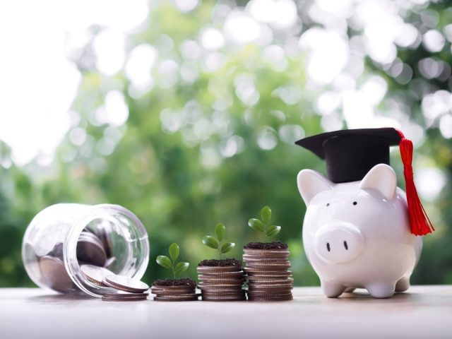 世帯年収500万円で貯金は100万円…。12歳の息子のために大学費用を全額払ってあげたいのですがまだ間に合うでしょうか？