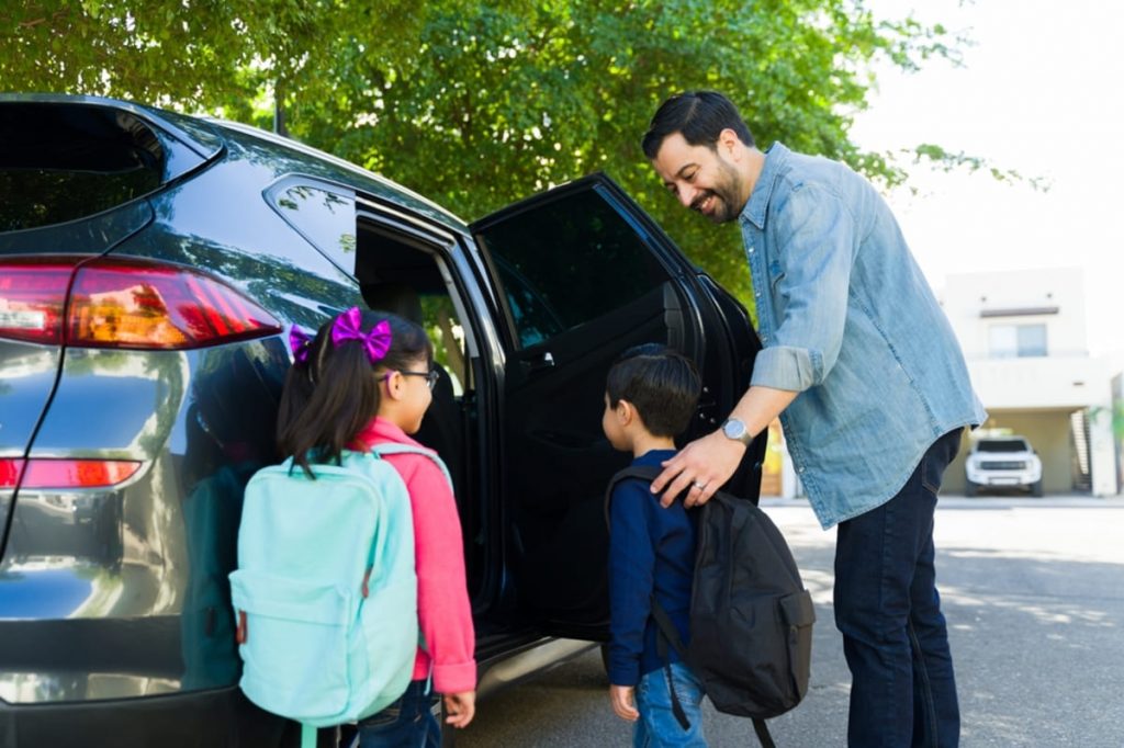 小学生の「わが子＋友人2人」の計3人を、軽自動車の「後部座席」に乗せて送迎！ 夫に「3人は違反じゃない？」と言われたけど、本当にNGなの？ 罰金についても解説